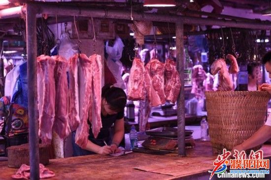 資料圖為重慶一農(nóng)貿(mào)市場(chǎng)內(nèi)的商家掛滿(mǎn)充足的豬肉。<a target='_blank'  data-cke-saved-href='http://www.chinanews.com/' href='http://www.chinanews.com/'><p  align=