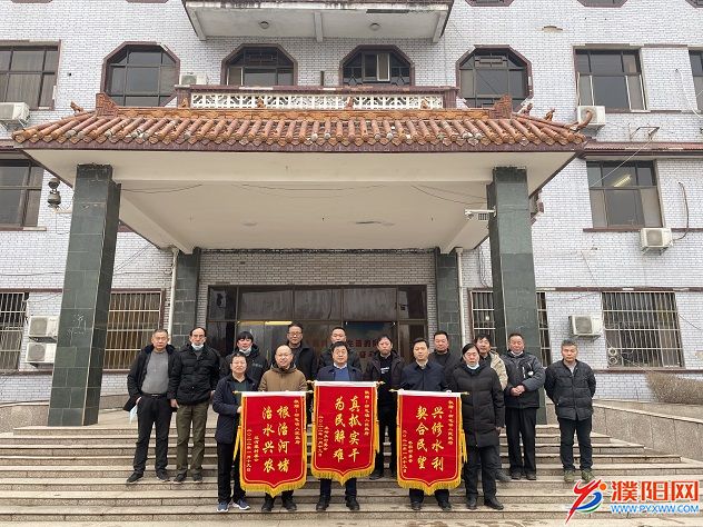 村民給柳屯鎮(zhèn)黨委政府送錦旗時(shí)的情景.jpg