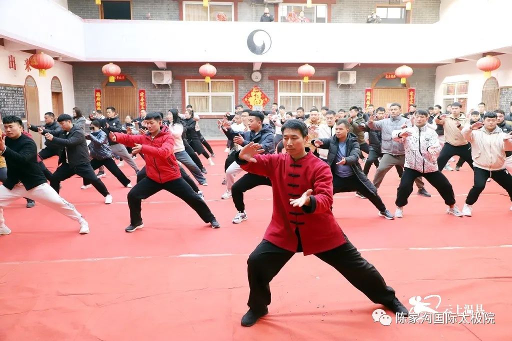 陳炳帶領(lǐng)弟子練習太極拳.jpg