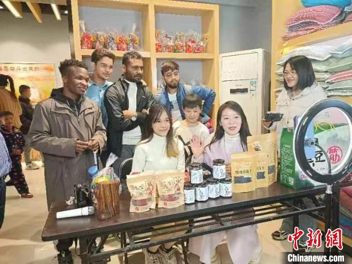 圖為留學生參觀裴寨社區(qū)的電商?！⊥趿崃?攝