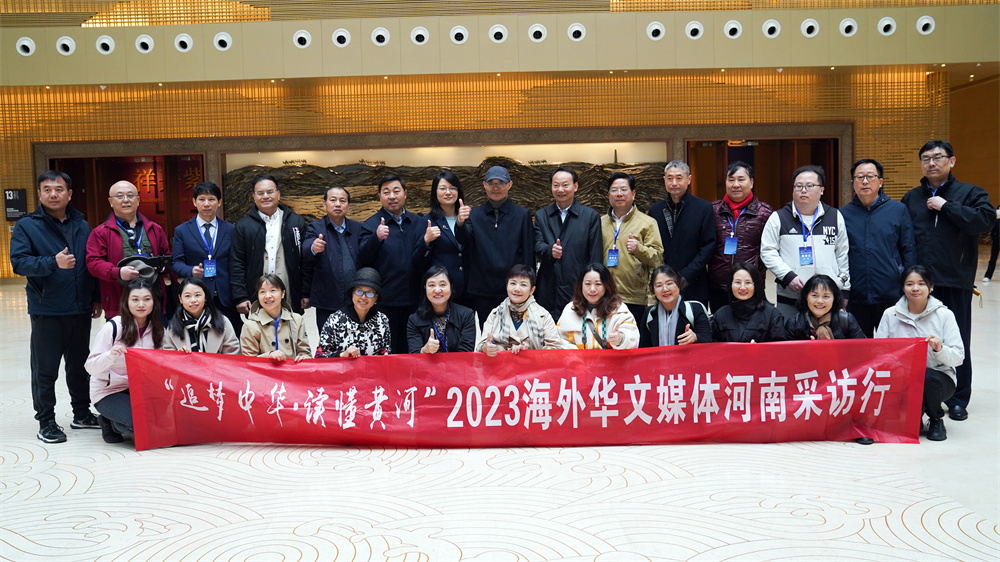 1參訪團(tuán)在開封博物館合照.jpg