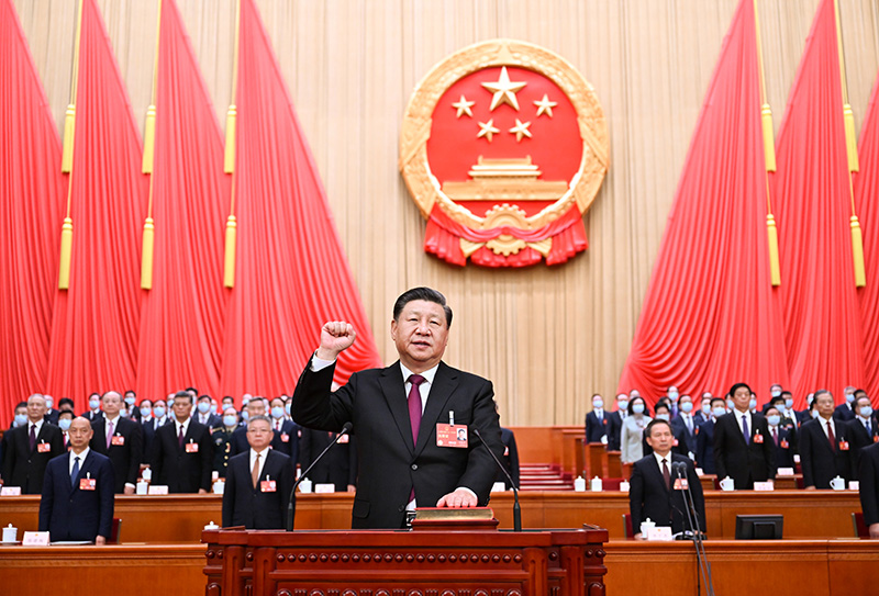 2023年3月10日，十四屆全國人大一次會議在北京人民大會堂舉行第三次全體會議。習近平全票當選為中華人民共和國主席、中華人民共和國中央軍事委員會主席。這是習近平進行憲法宣誓。
