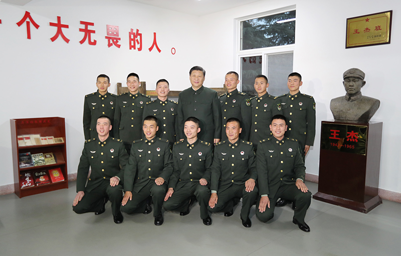 2017年12月13日，中共中央總書記、國家主席、中央軍委主席習(xí)近平到第71集團(tuán)軍視察。這是習(xí)近平同“王杰班”戰(zhàn)士合影。