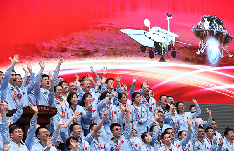 2021年5月15日，北京航天飛行控制中心青年科技人才群體慶祝我國首次火星探測任務著陸火星成功。 