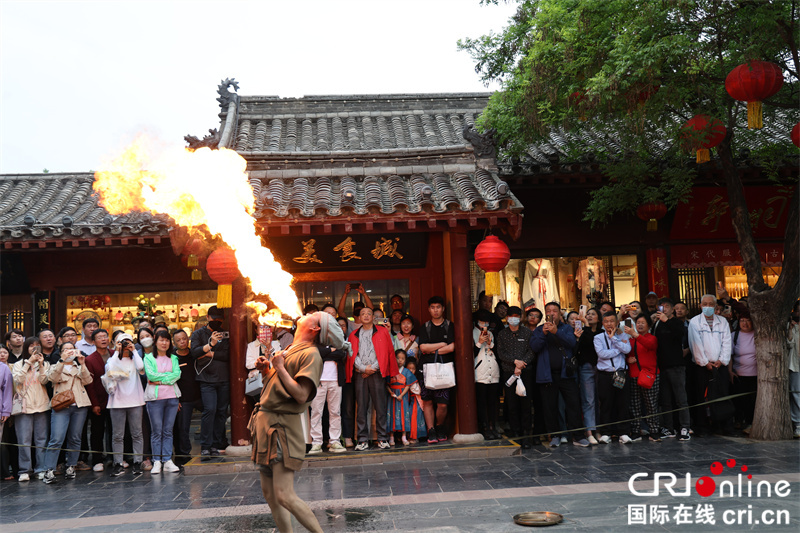 【2023打卡中國(guó)】外國(guó)網(wǎng)紅身入“清明上河圖” 在開封來一場(chǎng)“穿越”_fororder_4N6A9697.JPG