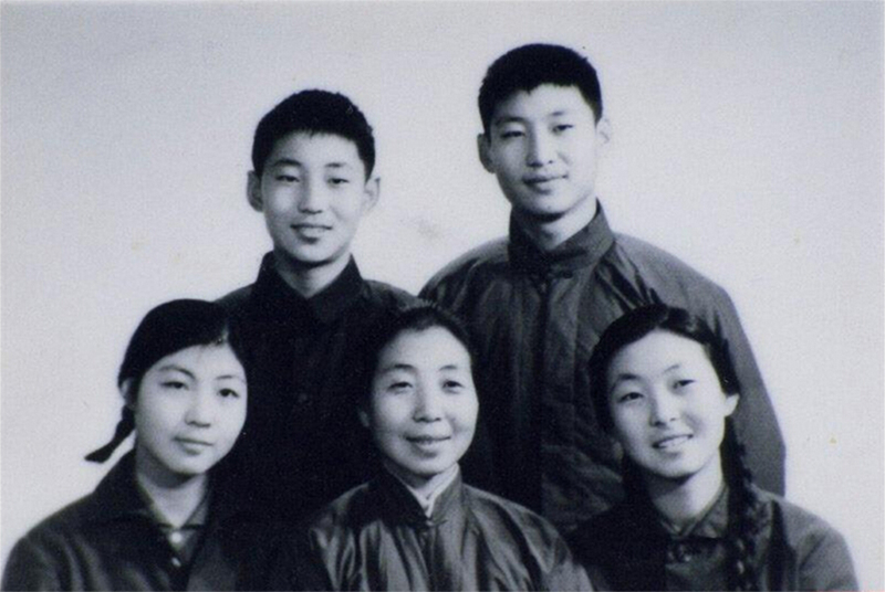 1972年冬，齊心和子女們。前排右起：齊橋橋、齊心、習(xí)安安。后排右起：習(xí)近平、習(xí)遠(yuǎn)平。