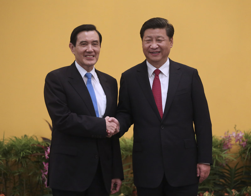 2015年11月7日，兩岸領(lǐng)導(dǎo)人會(huì)面在新加坡香格里拉大酒店舉行。這是習(xí)近平主席與時(shí)任臺灣地區(qū)領(lǐng)導(dǎo)人馬英九握手。