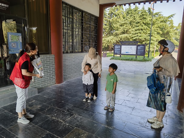 4、2023年6月13日，戚城景區(qū)園內(nèi)，濮陽(yáng)市戚城文物景區(qū)管理處，開(kāi)展“倡導(dǎo)文明健康綠色環(huán)保生活方式——低碳生活從我做起”志愿宣傳活動(dòng).jpg