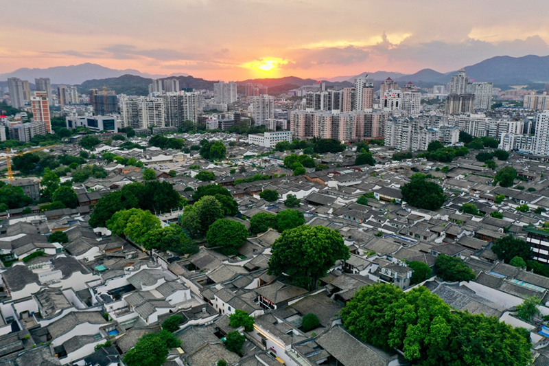 2021年7月10日，夕陽映照下的福州三坊七巷文化歷史街區(qū)。