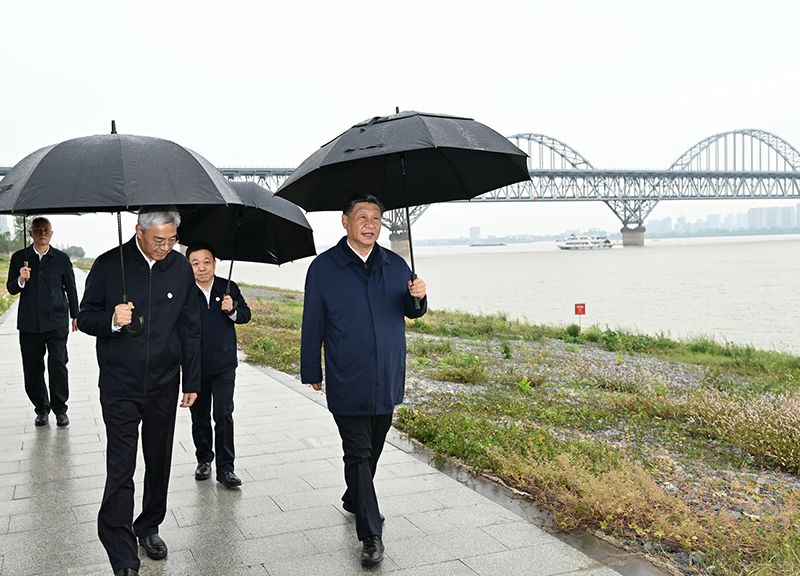 2023年10月10日，習(xí)近平總書記在江西省九江市長(zhǎng)江國(guó)家文化公園九江城區(qū)段考察時(shí)，冒雨沿江堤步行察看沿岸風(fēng)貌。