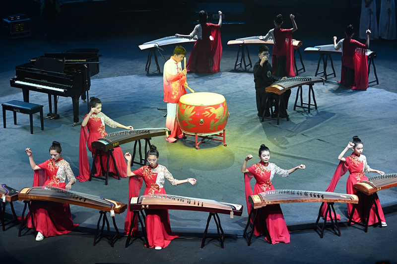 新年前夕，國家主席習近平通過中央廣播電視總臺和互聯(lián)網(wǎng)，發(fā)表二〇二四年新年賀詞。