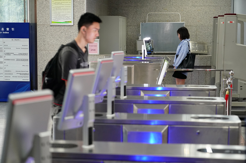 2019年9月4日，西北工業(yè)大學學生“刷臉”進出圖書館。