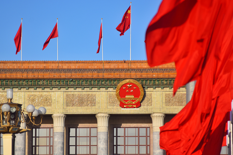 2024年3月8日，北京上空現(xiàn)“兩會藍”，人民大會堂前紅旗飄揚。