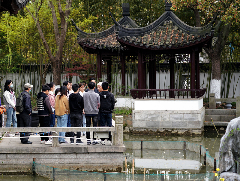 2021年3月30日，在上海交通大學(xué)南蘇園的“微型洱海”旁，孔海南教授為學(xué)生們打造“沉浸式”思政課。