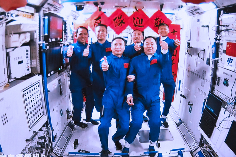 2023年5月30日，在北京航天飛行控制中心拍攝的神舟十五號航天員乘組與神舟十六號航天員乘組拍下“全家福”的畫面。