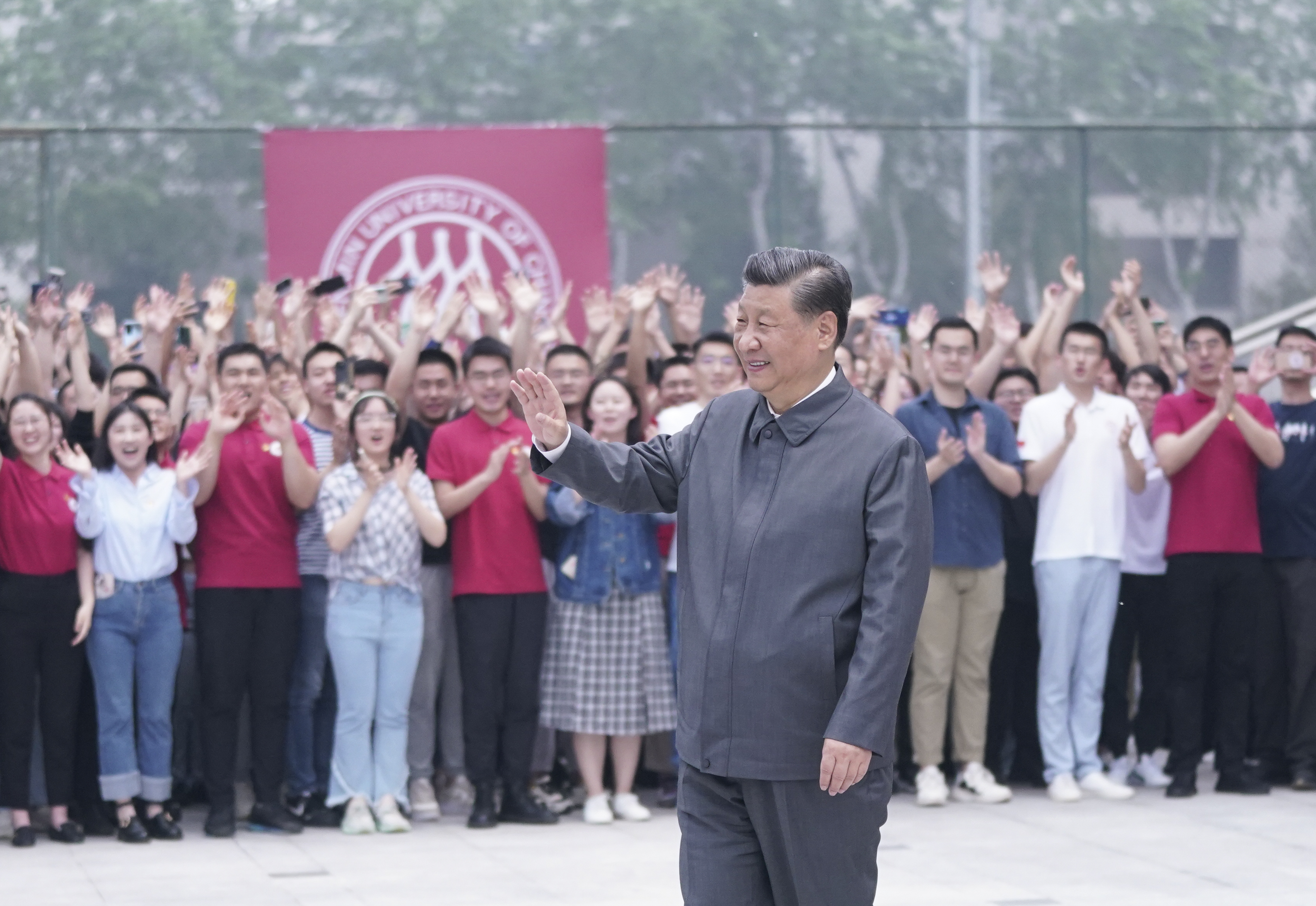 2022年4月25日，習近平總書記來到中國人民大學考察調(diào)研。這是習近平向師生們揮手致意。